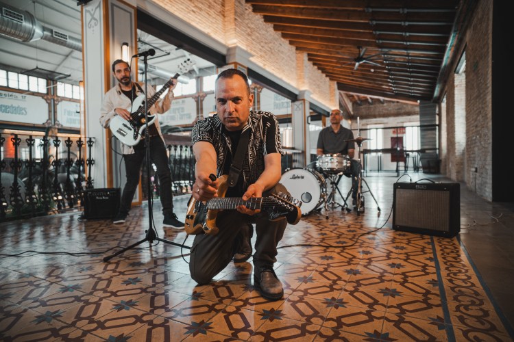 NOSOTROS TRES presenta “PALACIO DE CRISTAL”, el primer adelanto de su próximo EP&nbsp;“MOVIMIENTOS”